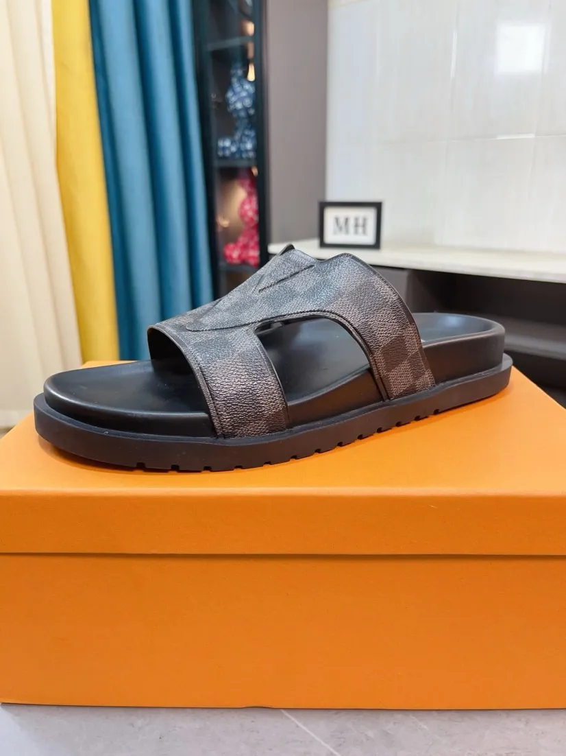 Men's shoes💰300🌹🌹【LV】Multi-color new men's slippers, original top-quality version, original special cowhide with pebbled embossing➕sheepskin on the inner and side, non-slip combination sole, more stable walking, more comfortable and lightweight, high-end and generous, size: 38~44